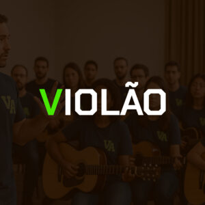 Homem com camiseta azul escura da Verbo Academy ensina violão para um grupo grande de alunos atentos, todos com camisetas iguais e violões no colo, em ambiente de aula coletivo. Curso básico de violão sendo ministrado com clareza e estratégia.